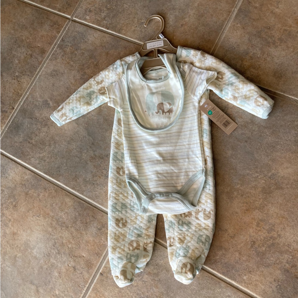 “Mommy’s Little Dreamer” 3 piece baby set with bodysuit/onesie, footie, and bib